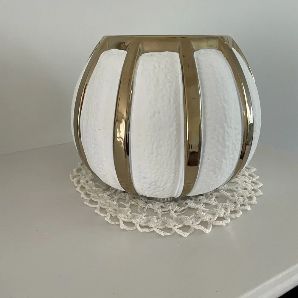 A beautiful textured ceramic flower vase - Picture 12 of 13